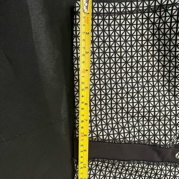 Rare LuluLemon gym shorts - Picture 2 of 3